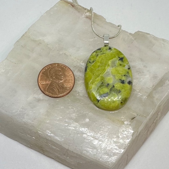 lizardite pendant with sterling silver chain - Picture 3 of 7